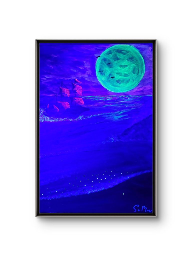 Das Flüstern der Gezeiten in UV Licht Abstrakte Landschaft mit einem in UV Licht leuchtend Vollmond und violettem Himmel, rot leuchtende Segel von Samar
