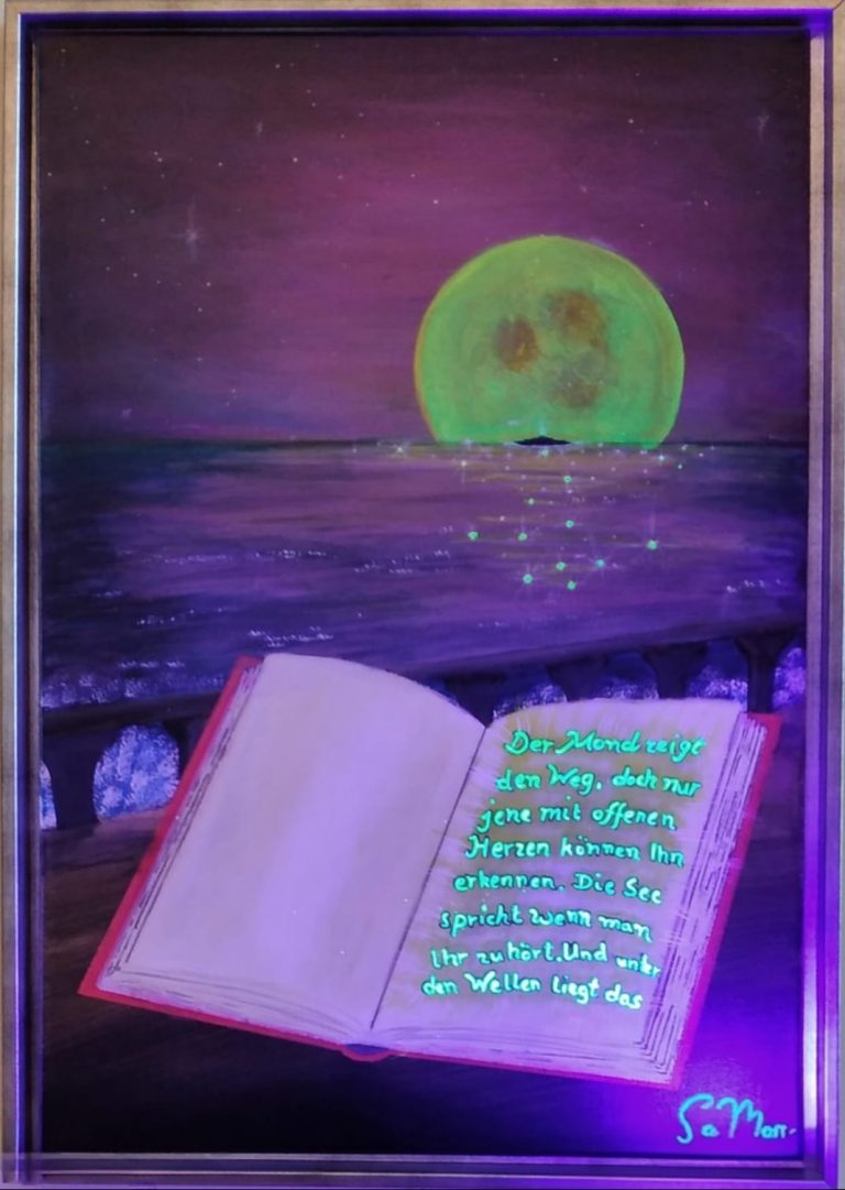Das Logbuch in UV Licht Offenes Buch mit in UV-Licht leuchtendem Text vor einem stimmungsvollen Nachthimmel und Vollmond, von Samar.