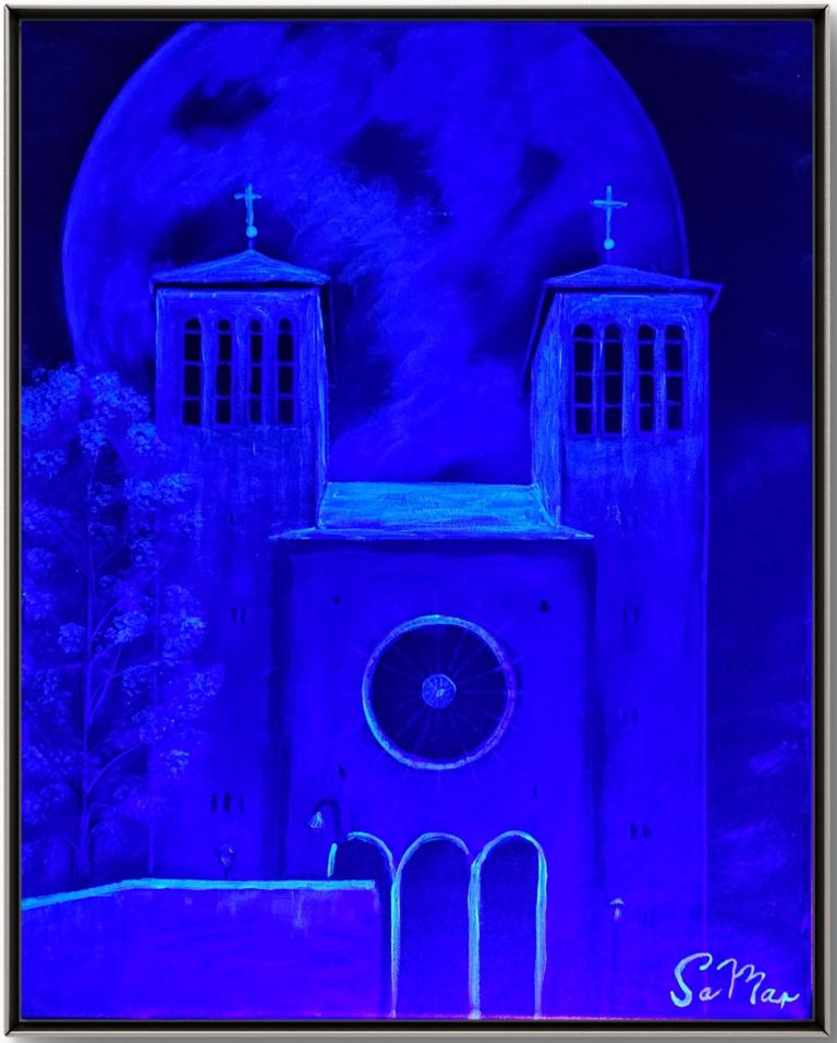 In Uv Licht Leuchtende blaue Kirche mit Türmen vor einem großen Blaumond, umgeben von Bäumen.
